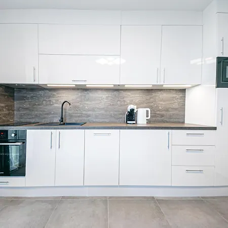 Mary - Polarstar Real Estate 아파트 *